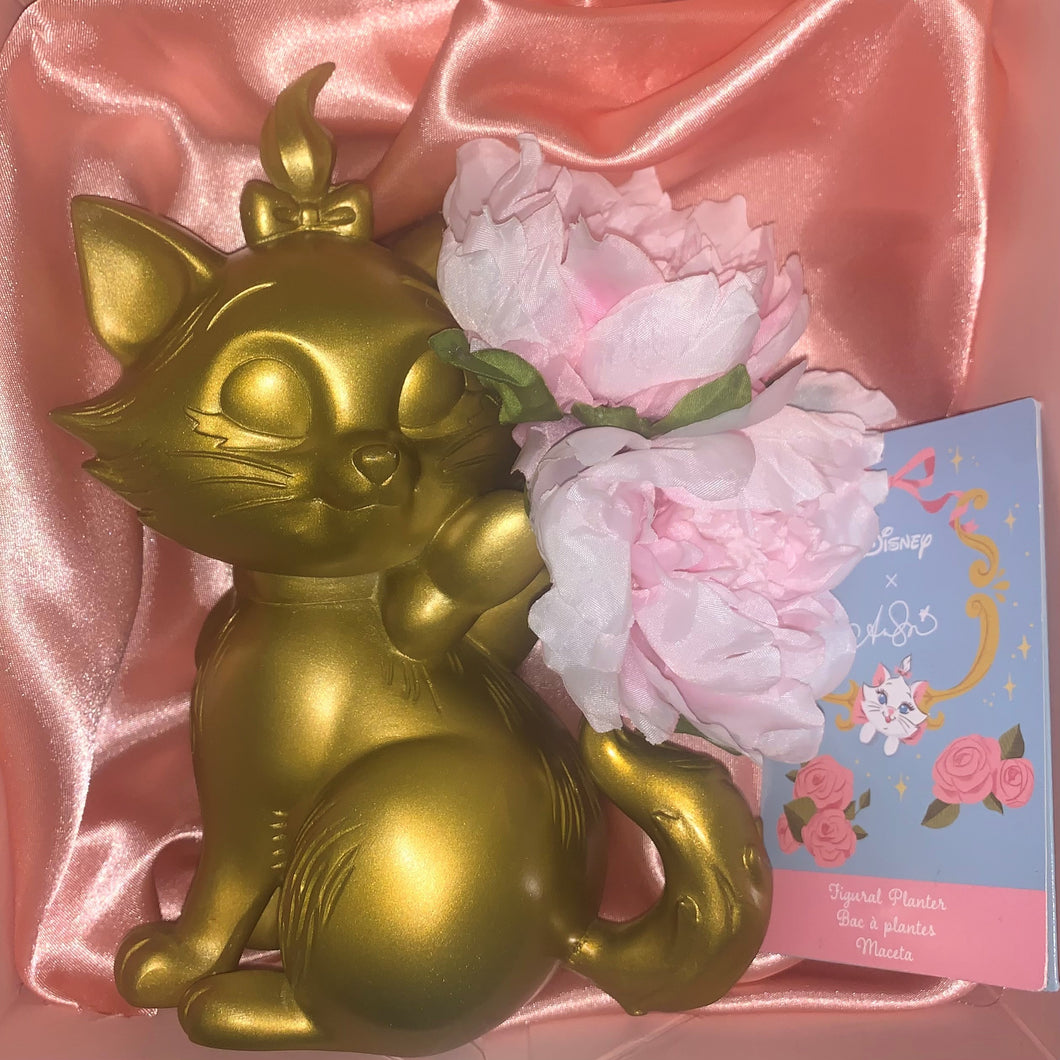 Gold coloured ornament with two pink faux peonies. Beautifully depicting the white kitten called Marie, a character from the Disney movie Aristocats in a satin lined pink box.